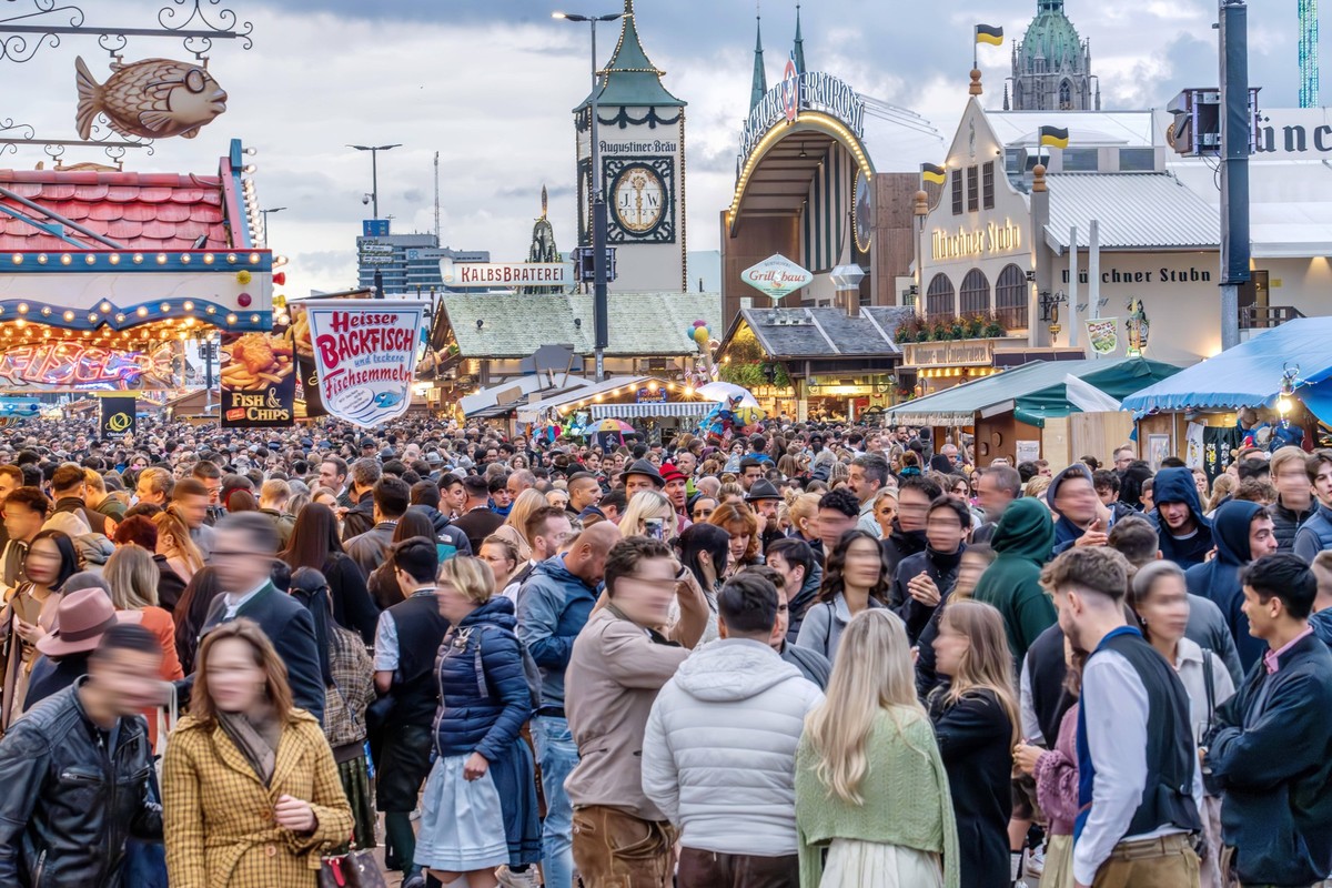 Riesenandrang auf dem Oktoberfest, zehntausende Wiesnbesucher füllen am Samstagabend die Theresienwiese, München, 28. September 2024 Deutschland, München, 28. September 2024, zehntausende Wiesnbesuche ...