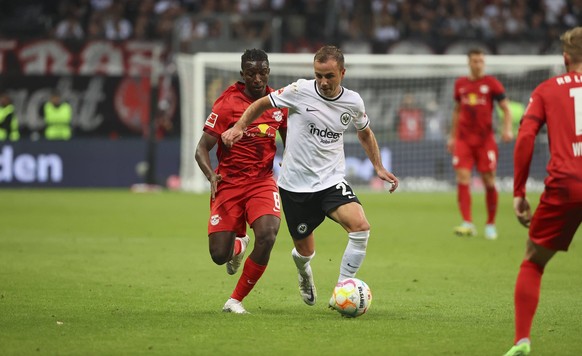 03.09.2022, Fussball Bundesliga, Eintracht Frankfurt - RB Leipzig, emonline, emspor, v.l., Amadou Haidara RB Leipzig, Mario Götze Eintracht Frankfurt DFL/DFB REGULATIONS PROHIBIT ANY USE OF PHOTOGRAPH ...