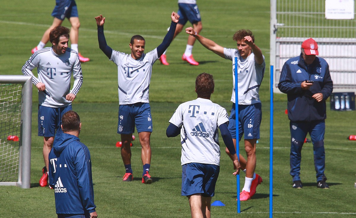 Thiago Alcantara 2.v.l., Javi Martinez li., Leon Goretzka jubeln. Trainer Flick und Thomas M�ller schauen zu / Fussball / FC Bayern M�nchen / 06.05.2020 / Training / *** Thiago Alcantara 2 v l , Javi ...