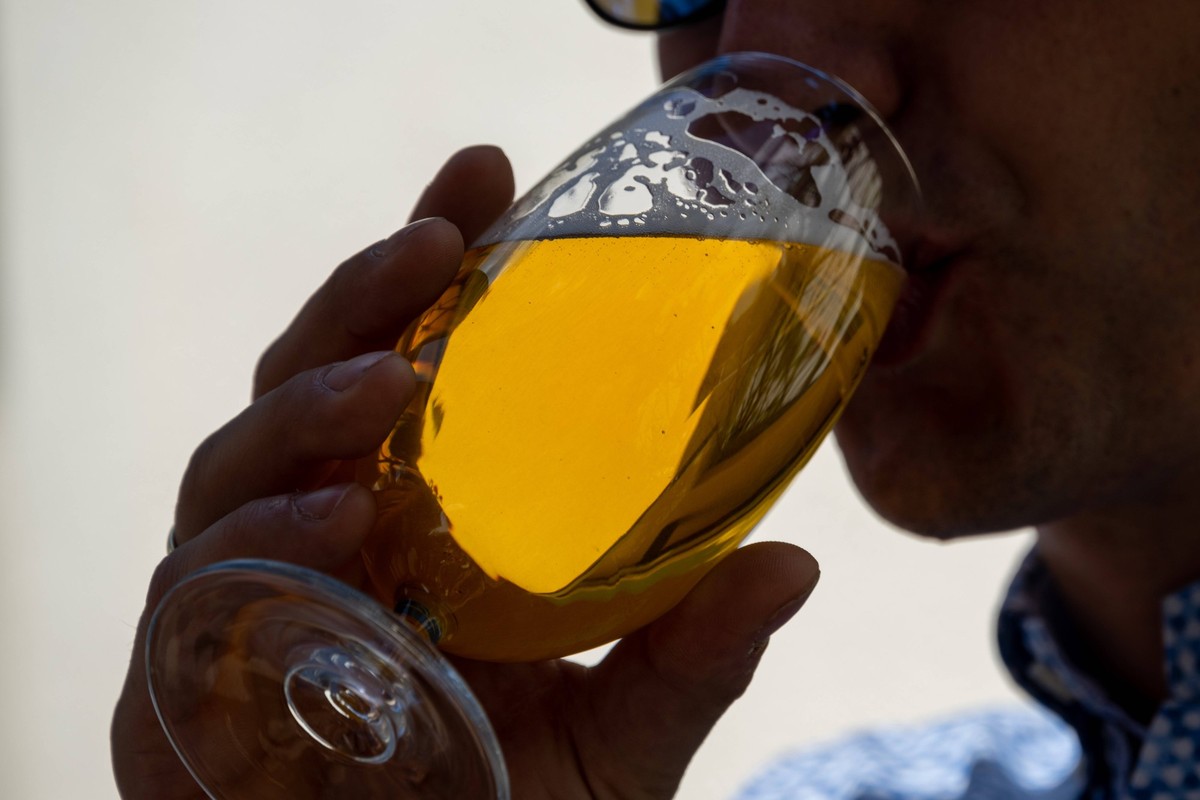 Frisch gezapftes Bier Gesellschaft, Food, Symbol Bild, Deutschland, Rheinland-Pfalz, Sommer 2022, July. Eine m