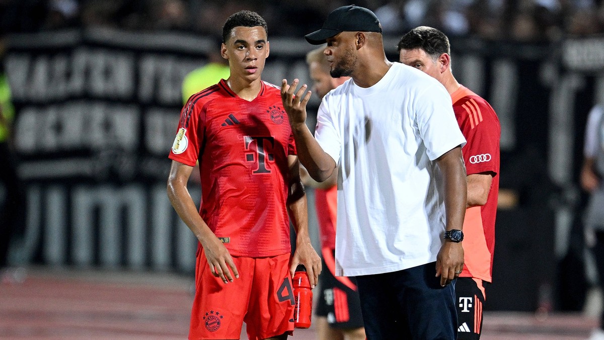 Fussball DFB Pokal 2024/2025 1. Runde 16.08.2024 SSV Ulm - FC Bayern Muenchen Jamal Musiala li, FC Bayern Muenchen im Gespraech mit Trainer Vincent Kompany re, FC Bayern Muenchen *** Football DFB Cup  ...