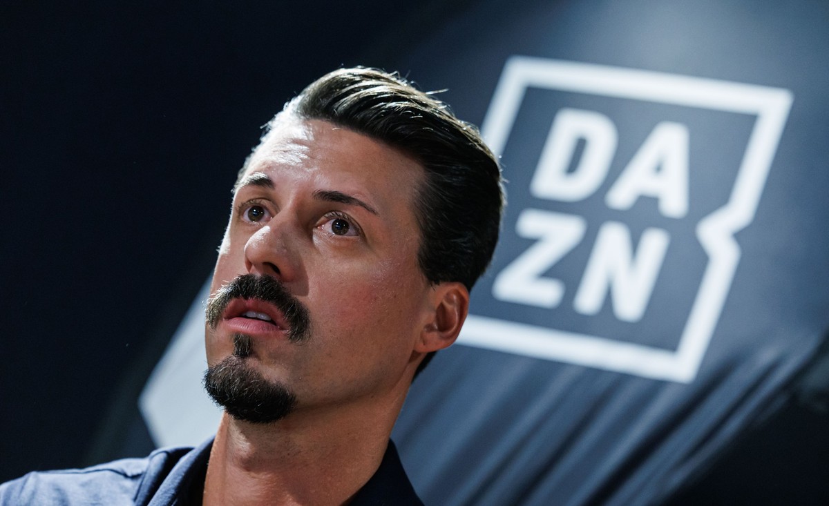 ARCHIV - 26.07.2022, Bayern, München: Fußball: Bundesliga, Medien, DAZN-Pressegespräch im Münchner Volkstheater. Sandro Wagner spricht. Mit einem Kommentar zu einem Tempolimit auf deutschen Autobahnen ...