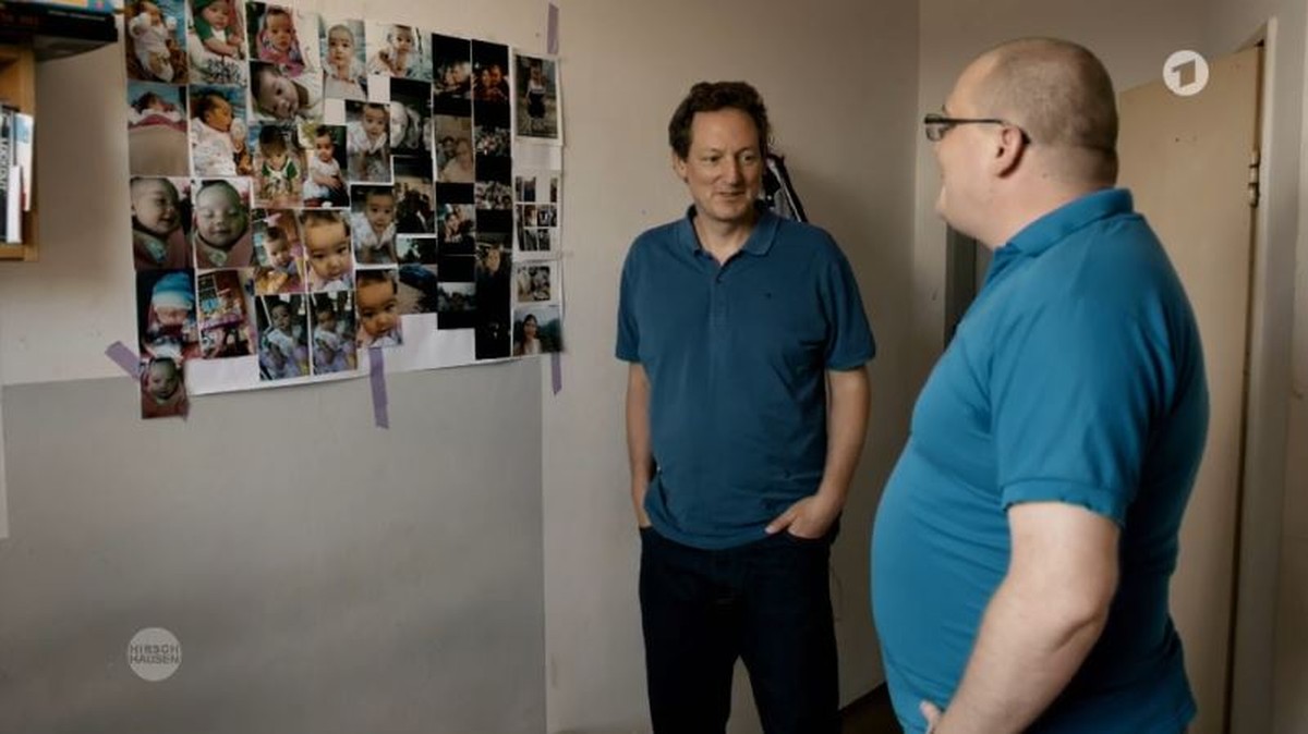An einer Wand hat Florian Bilder seiner Tochter angebracht.