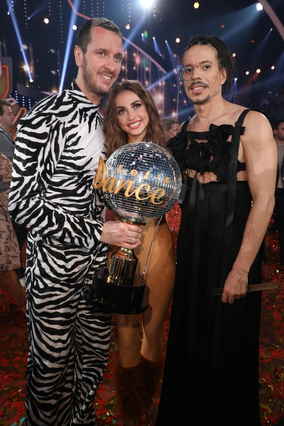 Pascal Hens, Ekaterina Leonova und der Juror Jorge González beim "Let's Dance"-Finale 2019.