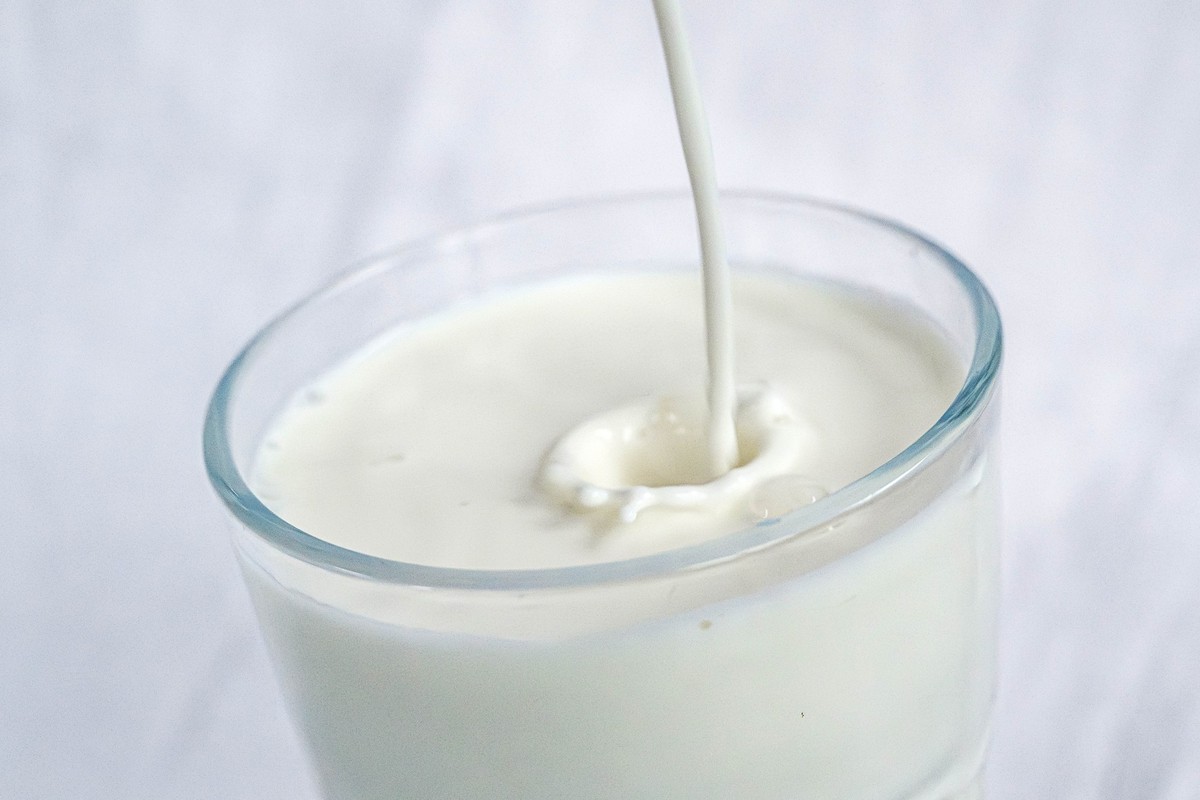 ARCHIV - 22.02.2024, Bremen: Milch wird in ein Glas gef�llt. (zu dpa: �9,7 Prozent mehr Lohn in Ost-Milchindustrie�) Foto: Sina Schuldt/dpa +++ dpa-Bildfunk +++