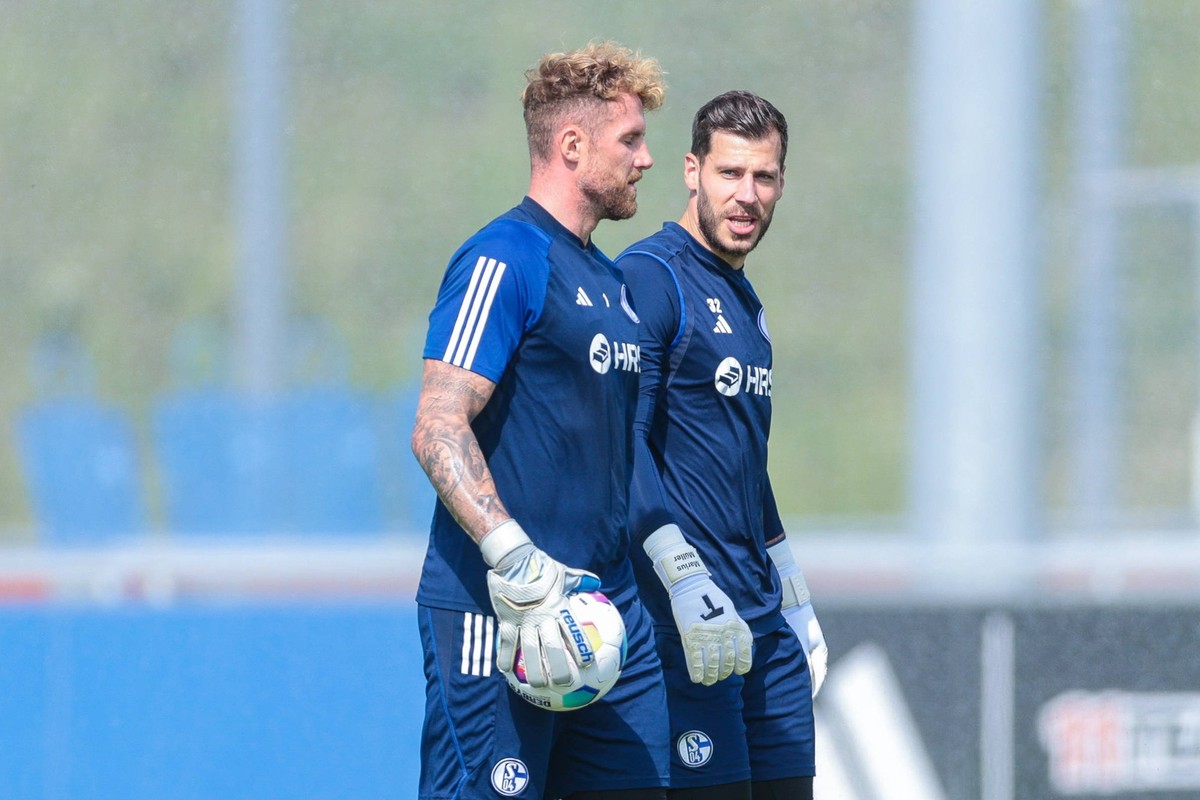 14.08.2023, Fussball, Saison 2023/2024, 2. Bundesliga, Training FC Schalke 04, v. l. Ralf F�hrmann FC Schalke 04, Marius M�ller FC Schalke 04, Gelsenkirchen Trainingsgel�nde FC Schalke 04 NRW Deutschl ...
