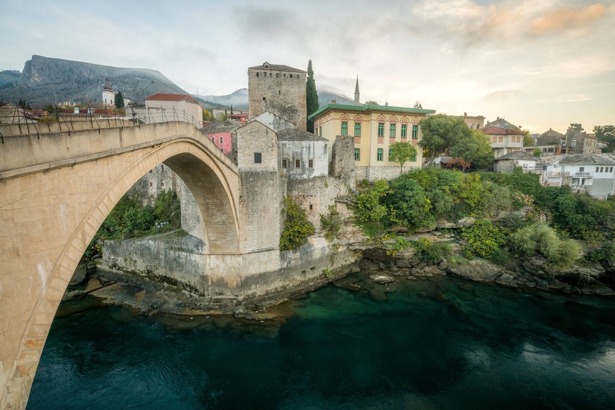 Stari Most and Neretva River with morning sky Mostar, Federation of Bosnia and Herzegovina, Bosnia and Herzegovina CR_ULGR231229B2-1314335-01