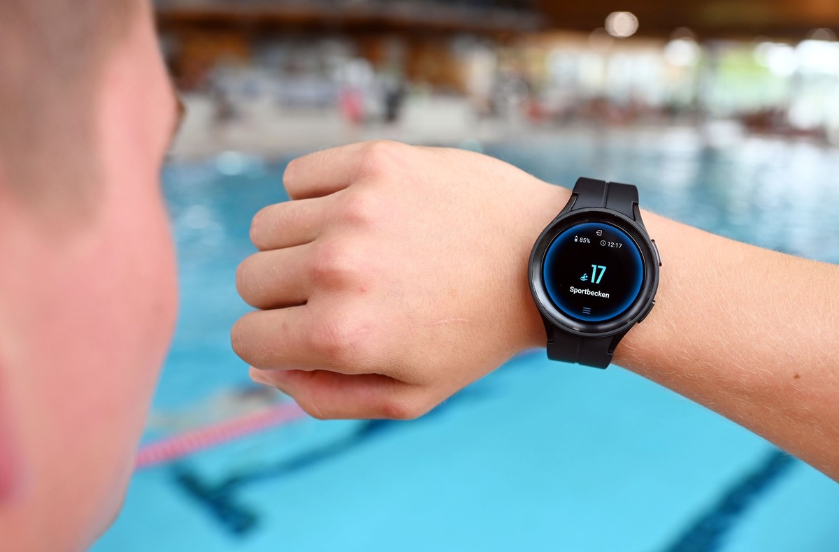PRODUKTION - 28.08.2023, Baden-Württemberg, Freudenstadt: Im Panorama-Bad in Freudenstadt wird eine Smartwatch gezeigt, mit der es durch eine KI-gestützte Videoüberwachung möglich sein soll zu erkenne ...