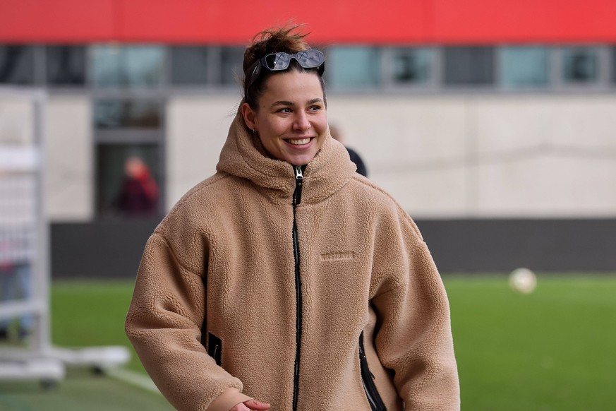 Lena Oberdorf FC Bayern Muenchen, 08 vor dem Spiel, Lachen, GER, FC Bayern Muenchen vs. 1. FFC Turbine Potsdam, Fussball, Google Pixel Frauen-Bundesliga, 12. Spieltag, Saison 2024/2025, 15.12.2024, DF ...