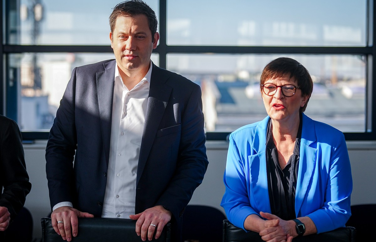 03.03.2025, Berlin: Lars Klingbeil (l), SPD-Fraktions- und Bundesvorsitzender, und Saskia Esken, SPD-Bundesvorsitzende, nehmen an der Präsidiumssitzung ihrer Partei teil. Foto: Kay Nietfeld/dpa +++ dp ...