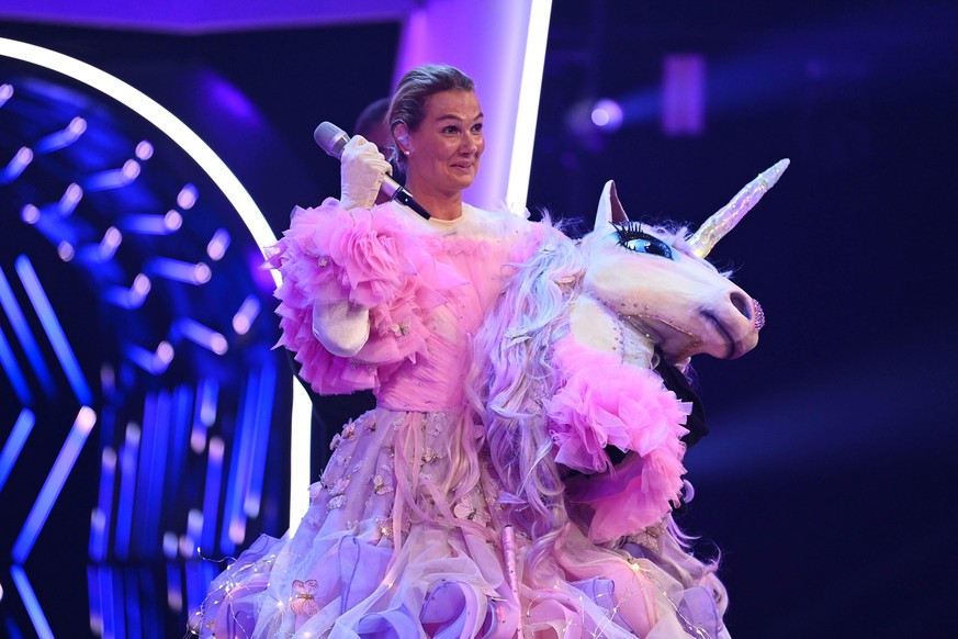 Die ehemalige Schwimmerin Franziska van Almsick steckte unter der Einhorn-Maske.