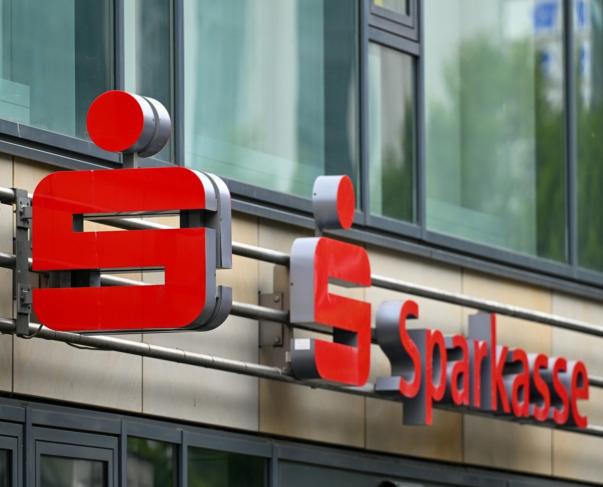 ARCHIV - 05.07.2025, Berlin: Das Logo der Sparkasse ist in der Einkaufsstraße Wilmersdorfer Straße über dem Eingang einer Sparkassenfiliale zu sehen. (zu dpa: «Über eine Million Sparkassen-Kunden beim ...
