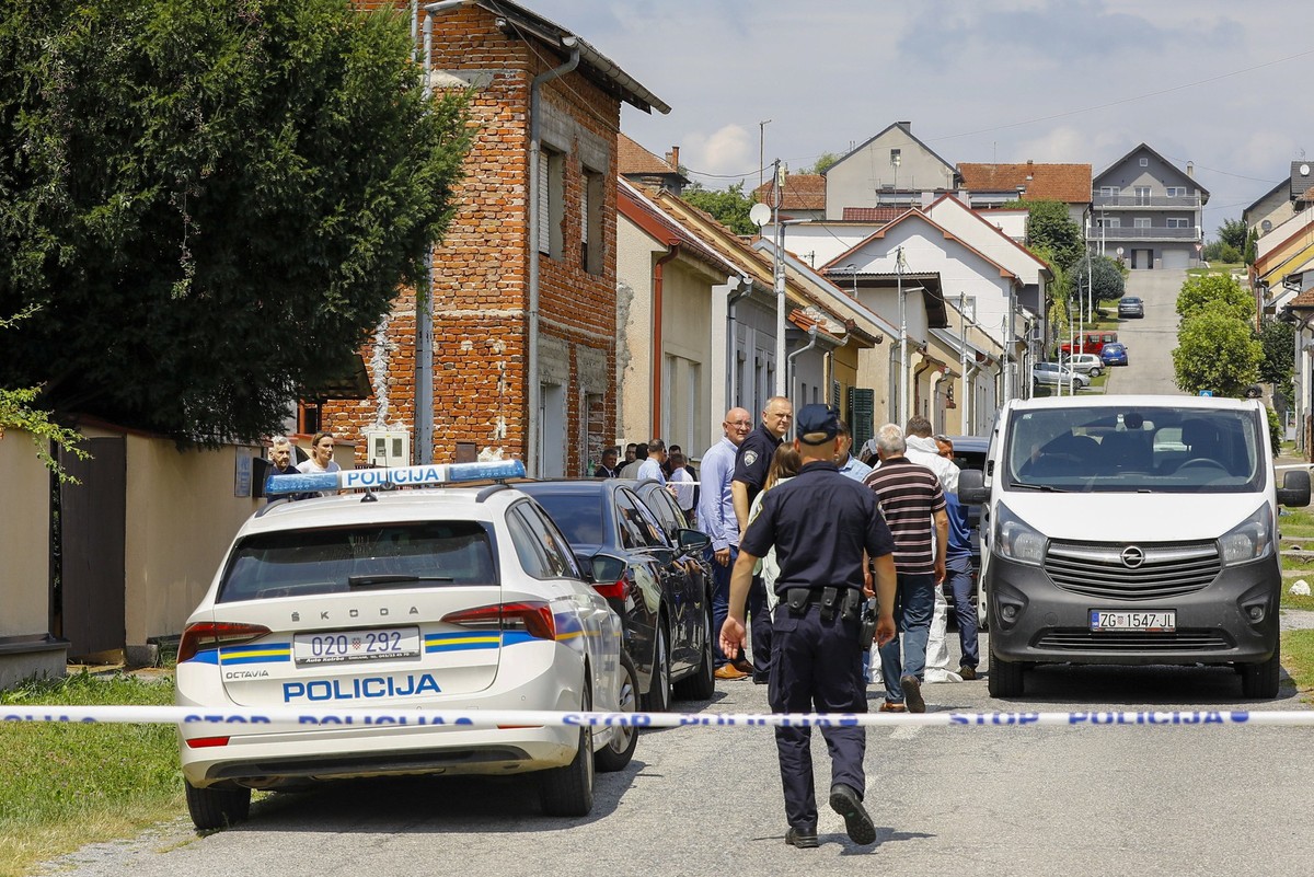 dpatopbilder - 22.07.2024, Kroatien, Daruvar: Polizei und Gerichtsmediziner stehen in der Nähe des Tatorts. Ein bewaffneter Angreifer drang in ein Altenheim in Zentralkroatien ein und eröffnete das Fe ...