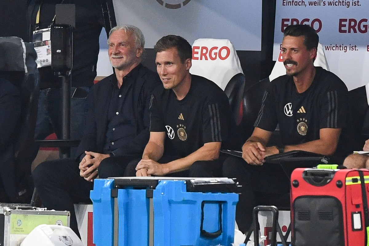 Fussball, Herren, Saison 2023/2024, L�nderspiel in Dortmund, Deutschland - Frankreich, v. l. Sportdirektor Nationalmannschaft und Interimstrainer Rudi Voeller Deutschland, Trainer / Co-Trainer Hannes  ...