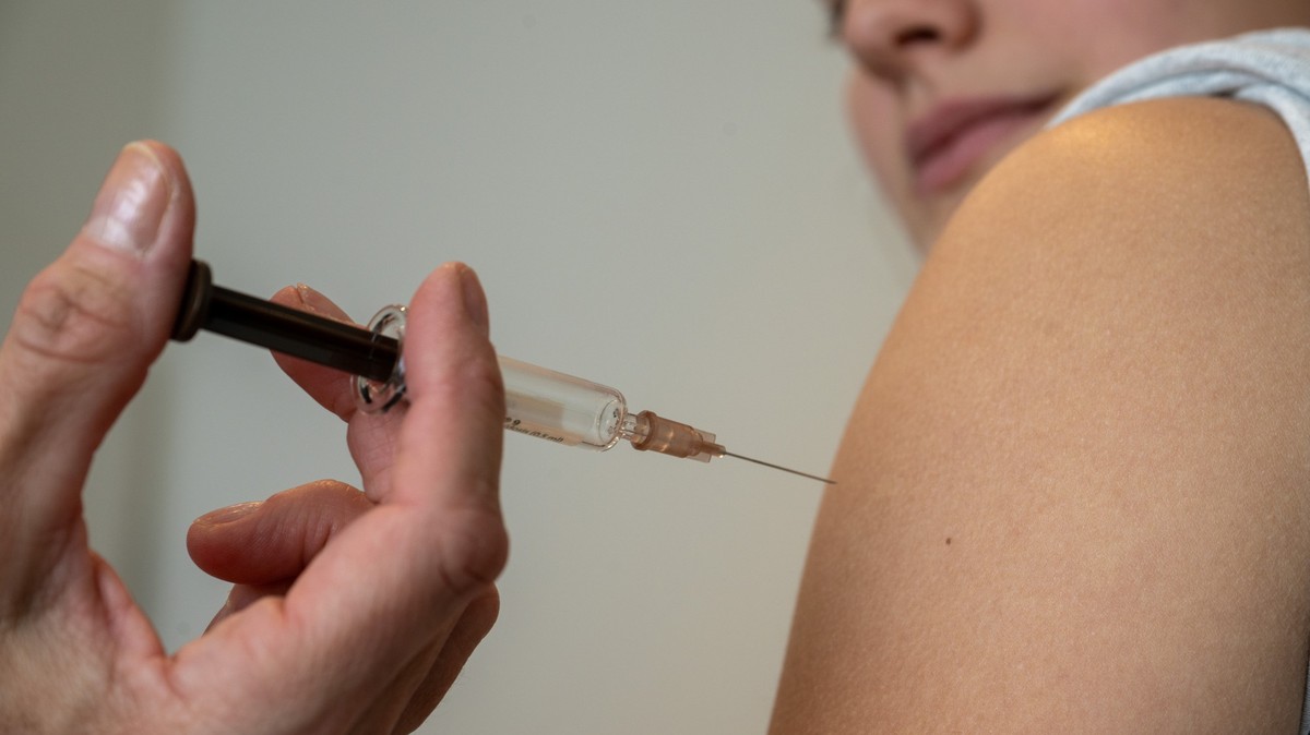 ARCHIV - 12.12.2023, Bayern, Planegg: Gynäkologin Stephanie Eder setzt bei der HPV-Impfung in einer Frauenarztpraxis eine Injektion in den Oberarm einer Jugendlichen. (zu dpa: «Experten: Impfquote bei ...