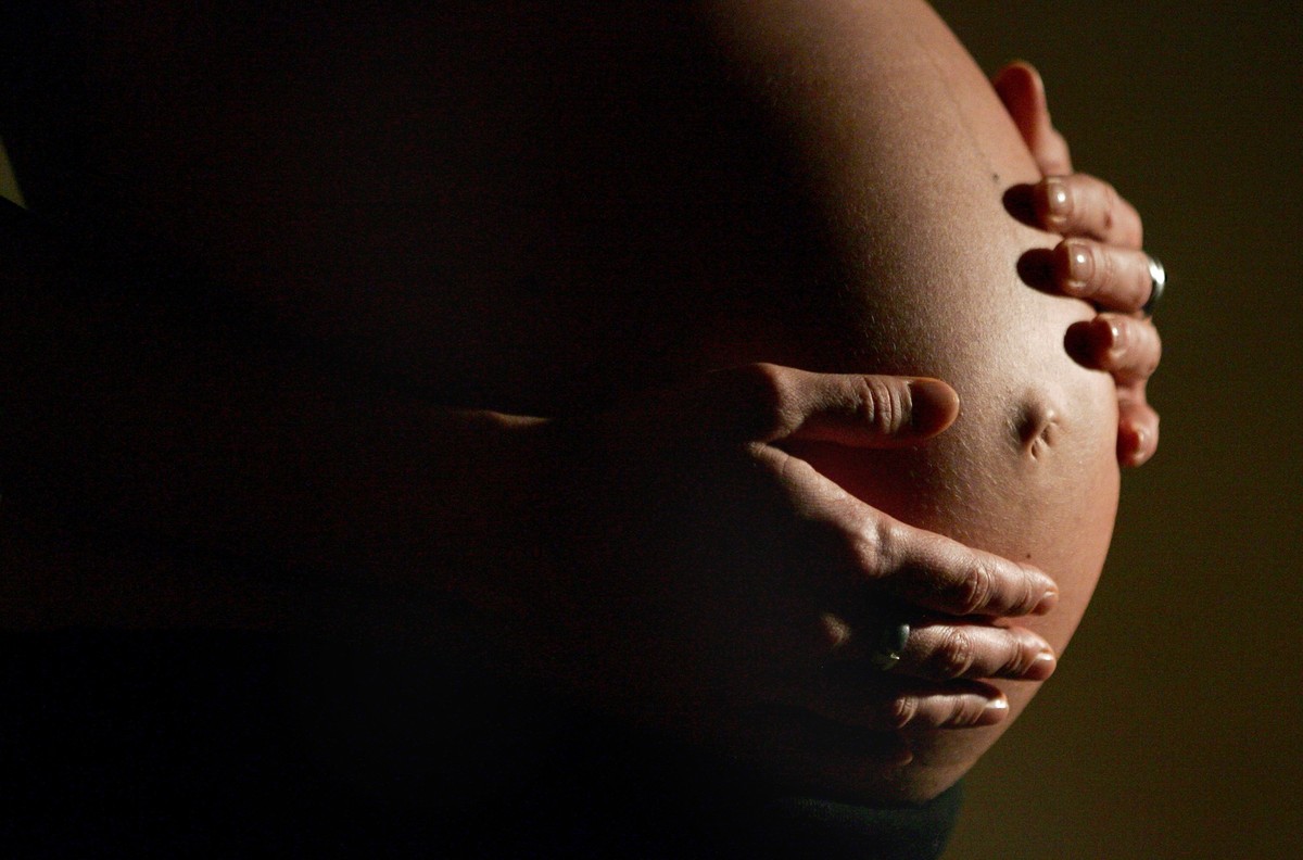 ARCHIV - 08.01.2007, Nordrhein-Westfalen, Bonn: Eine hochschwangere Frau fasst sich mit beiden H�nden an ihren Bauch. Weltweit sterben jedes Jahr etwa 4,5 Millionen M�tter und Babys w�hrend der Schwan ...