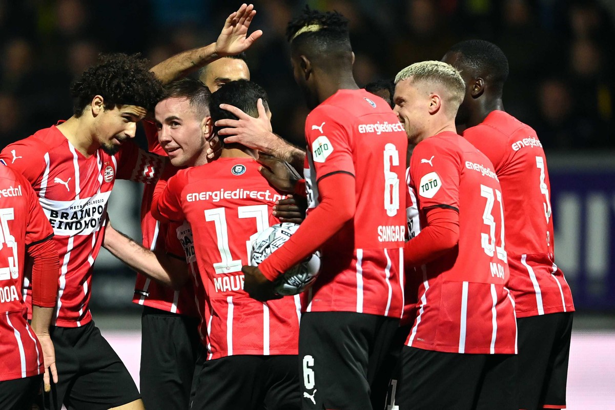2022-04-23 22:21:32 LEEUWARDEN - (lr) Andre Ramalho vom PSV Eindhoven, Mario Götze vom PSV Eindhoven, Mauro Junior vom PSV Eindhoven, Philipp Max vom PSV Eindhoven, Ibrahim Sangare vom PSV Eindhoven,  ...