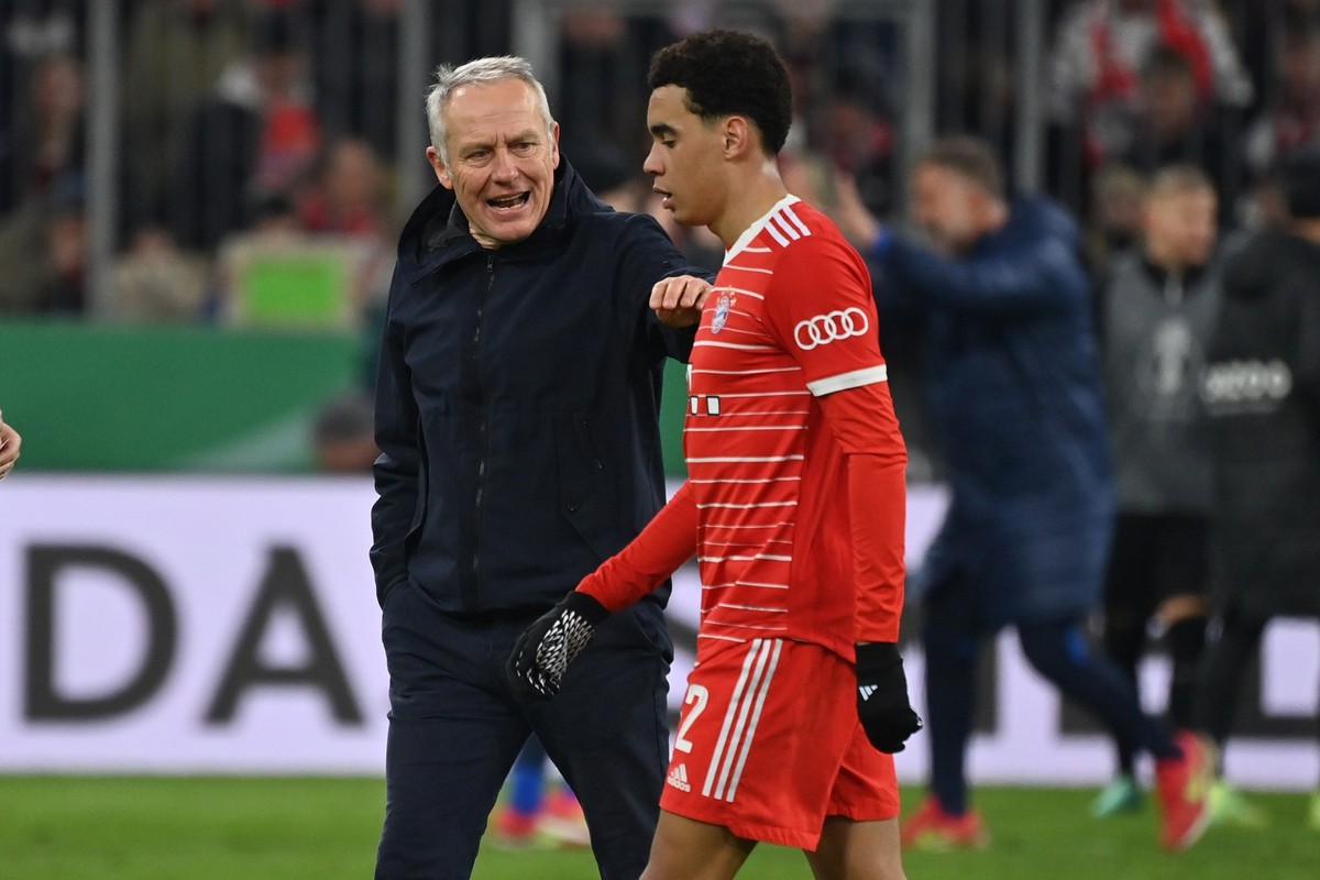 Christian STREICH,Trainer (SC Freiburg) mit Jamal MUSIALA (Bayern Muenchen) nach Spielende. Fussball DFB Pokal Viertelfinale FC Bayern Muenchen - SC Freiburg 1-2 am 04.04.2023, A L L I A N Z A R E N A ...