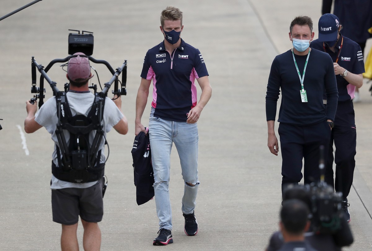 ARCHIV - 06.08.2020, Gro�britannien, Silverstone: Motorsport: Formel-1-Weltmeisterschaft, Grand Prix von Gro�britannien, vor dem zweiten Formel-1-Rennen in Silverstone: Nico H�lkenberg (2.v.l) aus Deu ...
