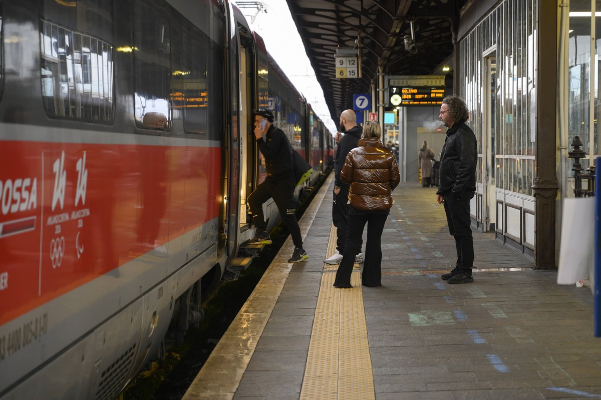 Italy Railway Transport. People board a Frecciarossa Red Arrow high-speed train of the Trenitalia train operator at the Verona Porta Nuova train station in Verona, Italy, on February 1, 2025. Verona I ...