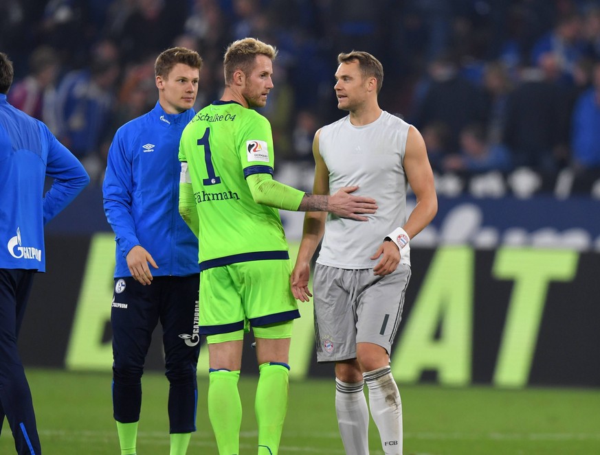 Ehrfürchtige Blicke von Nübel im Jahr 2018, als der damalige Ersatzkeeper des FC Schalke seine Nummer eins, Ralf Fährmann, und Manuel Neuer beim Handschlag beobachtet.