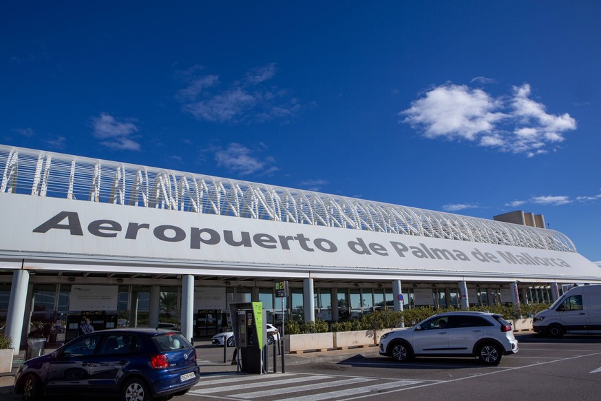 Der Flughafen Palma de Mallorca PMI Son Sant Joan auf der Insel Mallorca ist einer von drei internationalen Verkehrsflughäfen der Balearischen Inseln neben denen der Nachbarinseln Ibiza und Menorca. F ...