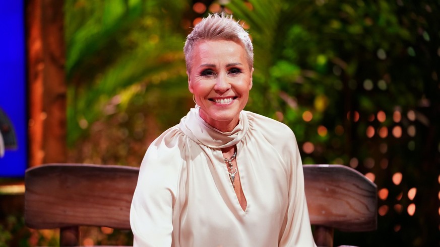 Sonja Zietlow wird auch 2023 wieder das Dschungelcamp auf RTL moderieren. Die ersten Kandidatinnen sollen nun ebenfalls feststehen.