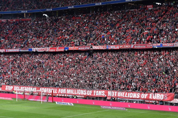 Fu�ball 1. Bundesliga 33. Spieltag FC Bayern M�nchen - VfB Stuttgart am 08.05.2022 in der Allianz Arena in M�nchen Banner im M�nchen Fanblock mit der Aufschrift: Stop UCL reforms - Football for Millio ...