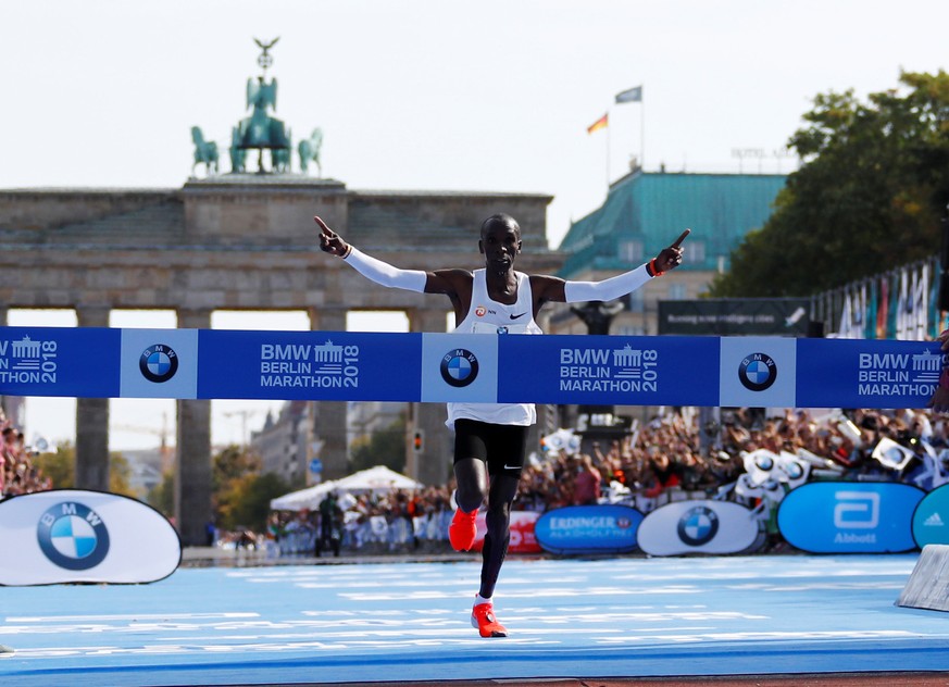 Athletics - Berlin Marathon - Berlin, Germany - September 16, 2018 Kenya&#039;s Eliud Kipchoge celebrates winning the Berlin Marathon and breaking the World Record REUTERS/Fabrizio Bensch