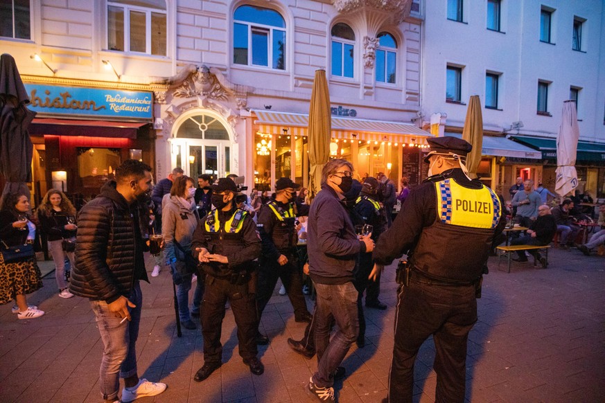 Corona-Streife der Polizei im Großeinsatz in der Sternschanze 28.05.20 - Hamburg: Am Donnerstagabend hat die Bereitschaftspolizei mit mehreren Fahrzeugen die Eindämmungsverordnung zu COVID19 durchgese ...