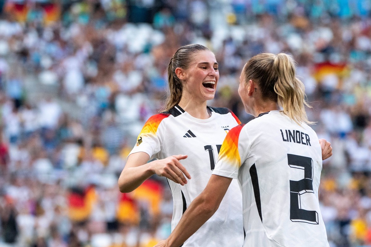 Jule Brand Deutschland, 16, Sarai Linder Deutschland, 02 jubeln ueber das Tor zum 3:0, FRA, Olympische Spiele Paris 2024, Fussball Frauen, Deutschland GER vs Australien AUS, 1. Spieltag, Gruppe B, 25. ...