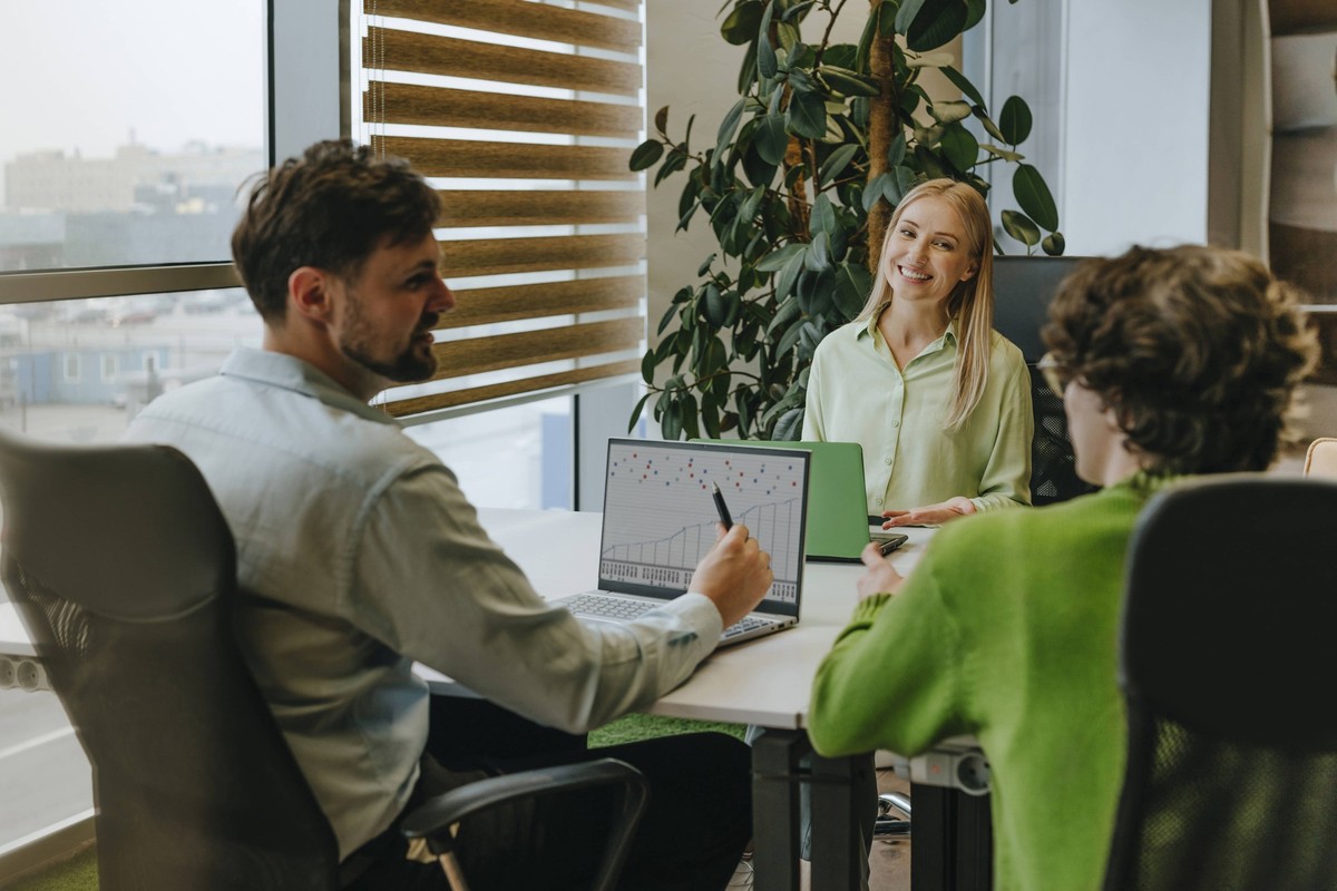 Business team having a discussion at a desk in a modern office model released, Symbolfoto property released, YTF04345
