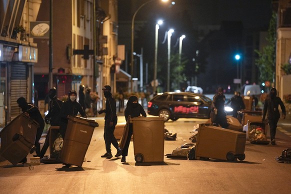 01.07.2023, Frankreich, Colombes: Protestierende blockieren eine Straße mit Mülleimern in Colombes, außerhalb von Paris. Mit Einschränkungen des öffentlichen Lebens will die Regierung in Frankreich di ...