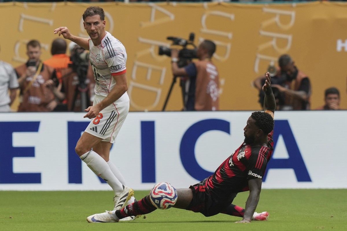 Bayern Munich's Leon Goretzka, left, and Flamengo's Gerson challenge for the ball during the Club World Cup round of 16 soccer match between CR Flamengo and Bayern Munich in Miami Gardens, F ...