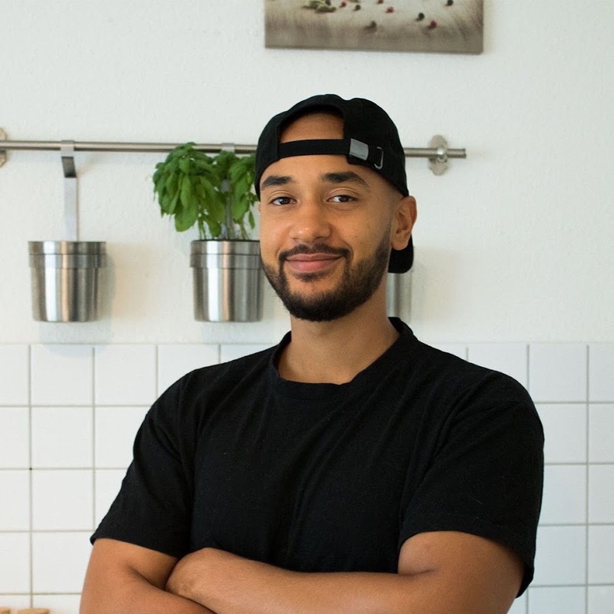 Chris Washington ist Content Creator, Hobbykoch und Rezeptentwickler. Er lebt und arbeitet in Berlin.