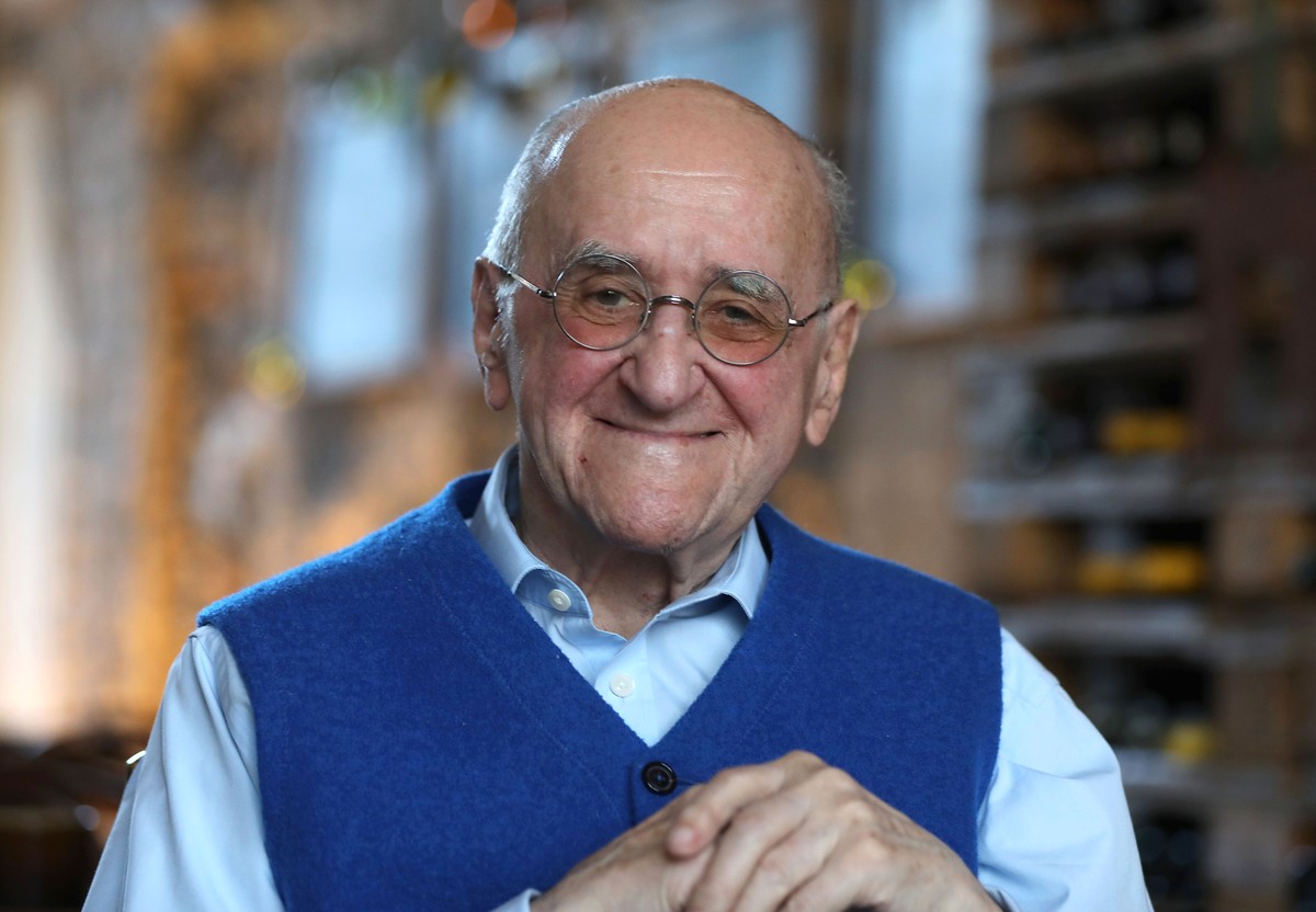 ARCHIV - 18.12.2019, Nordrhein-Westfalen, K�ln: Alfred Biolek, fr�herer Fernsehmoderator, sitzt in einem Lokal. Der�Entertainer ist am 23.07.2021 in K�ln im Alter von 87 Jahren gestorben. Foto: Oliver ...
