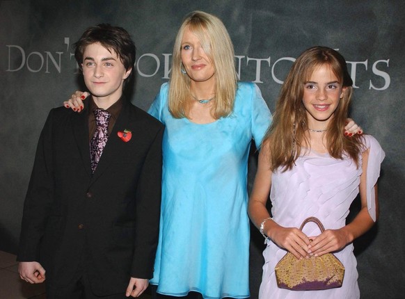 ARCHIV - 02.11.2002, Gro�britannien, London: ARCHIV - Daniel Radcliffe, who plays Harry Potter, with the characters creator J.K. Rowling (C) and co-star Emma Watson as they arrive for the celebrity fi ...