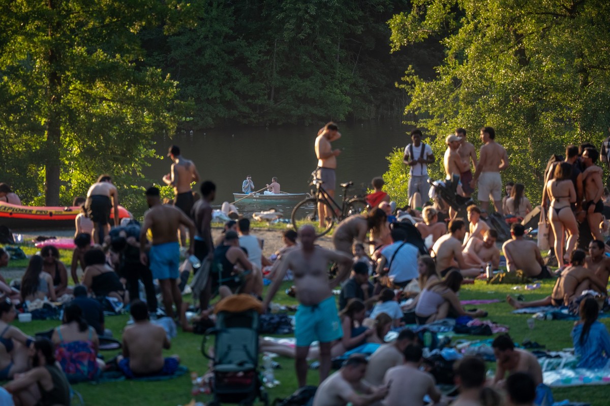 02.07.2025, Berlin: Badegäste verbringen den Sommerabend am Schlachtensee . Hitze und Temperaturen von mehr als 30 Grad werden in der Hauptstadt erwartet. Foto: Michael Kappeler/dpa +++ dpa-Bildfunk + ...