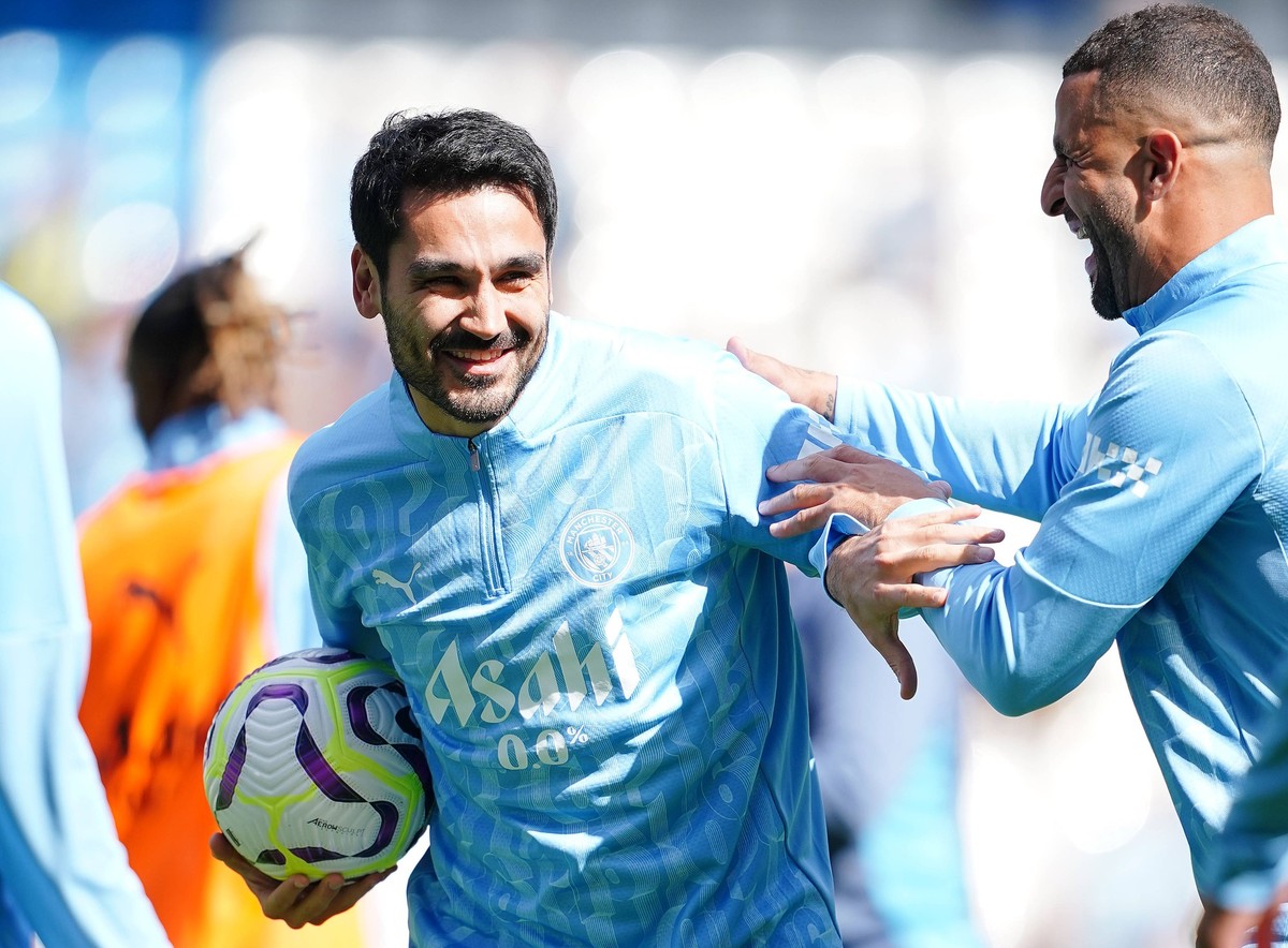 Manchester City v Ipswich Town - Premier League - Etihad Stadium Manchester City s Ilkay Gundogan left warms up with Kyle Walker ahead of the Premier League match at the Etihad Stadium, Manchester. Pi ...