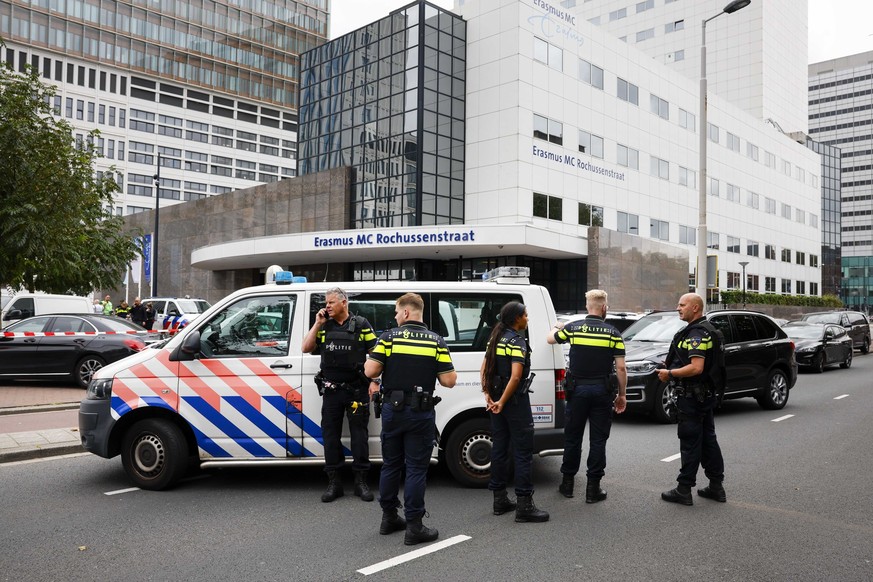 28.09.2023, Niederlande, Rotterdam: Polizeibeamte stehen vor dem Erasmus-Krankenhaus. Ein unbekannter Täter hat in Rotterdam an zwei Orten auf Menschen geschossen, in einer Wohnung und einem Krankenha ...