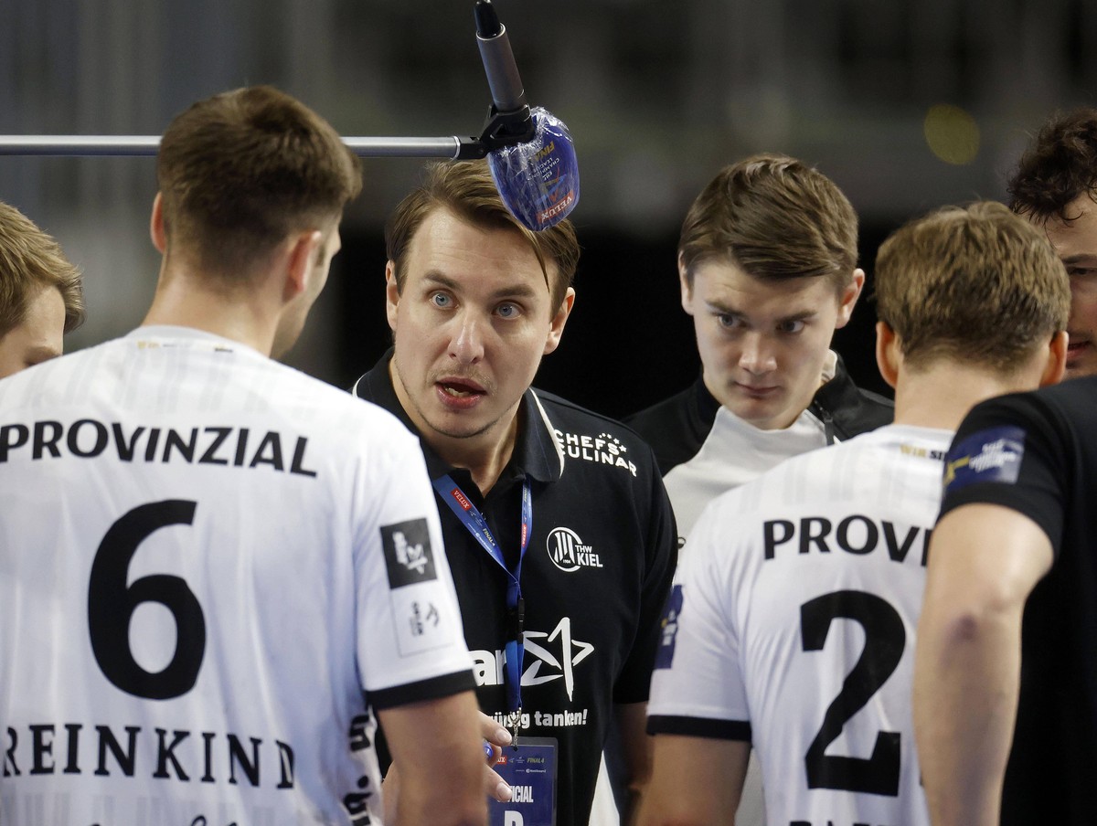 Handball,Velux EHF Final 4 Finale, am 28.12.2020 in der Lanxess-Arena in K�ln / Deutschland Halbfinale THW Kiel vs Telekom Veszprem HC 36 : 35 n. V. Trainer Filip JICHA THW 2,v,li.- *** Handball,Velux ...
