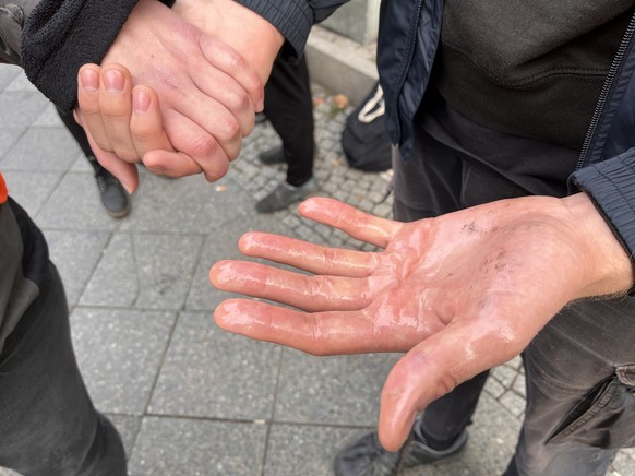 Die Hände der Aktivist:innen schmerzen nach der Aktion. Das ist für sie jedoch das geringere Übel.