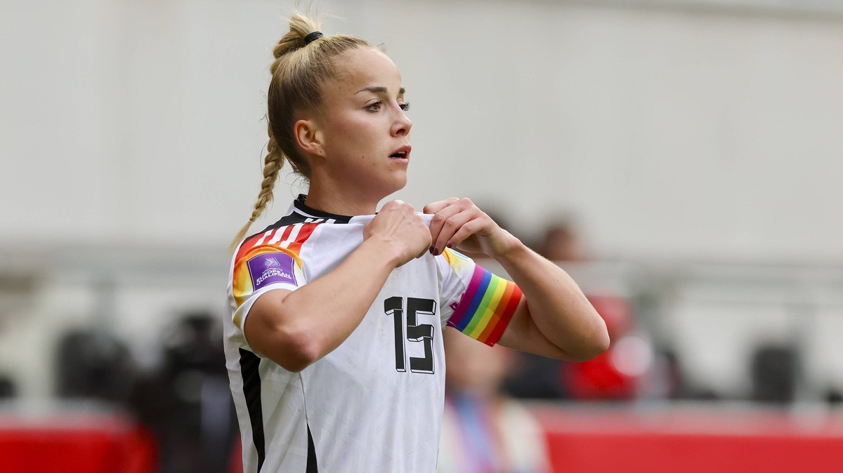 Julia Gwynne spiega la modifica allo stemma arcobaleno per la partita dell'Islanda