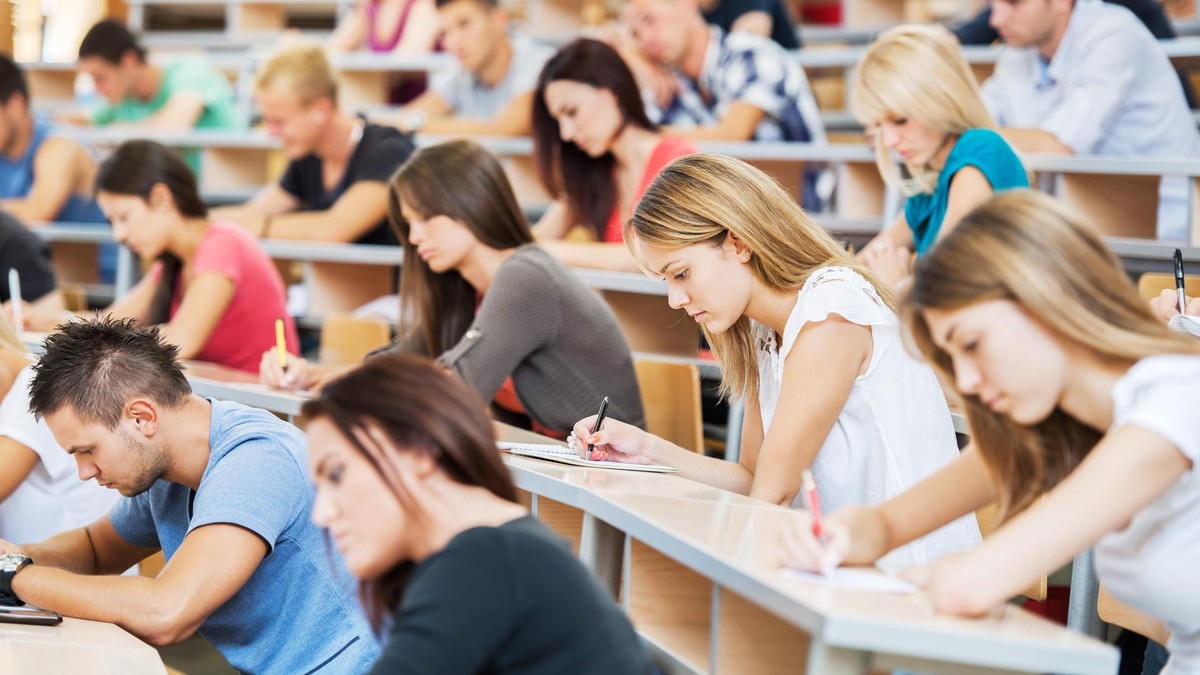 Prüfungssituation im Hörsaal Studenten Studentinnen Studierende 2020 eher im Online Seminar