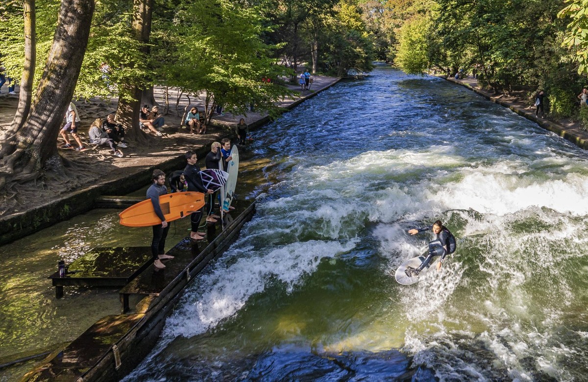 Surfer am Eisbach im Englischen Garten, München, Bayern, Deutschland, Europa *** Surfer on Eisbach at English Garden, Munich, Bavaria, Germany, Europe Copyright: imageBROKER/WernerxDieterich iblwer099 ...