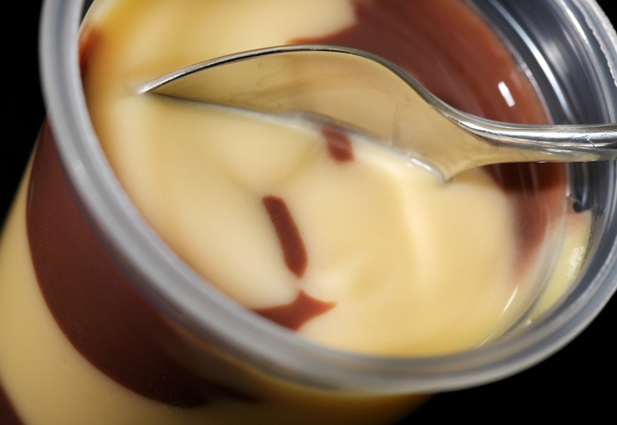 ILLUSTRATION - Zum Themendienst-Bericht vom 7. November 2022: Pudding mit extra viel Eiwei� sind beliebt. W�hrend die Werbung daf�r sehr prominent angebracht wird, wird die Angabe zu Zucker und S��sto ...