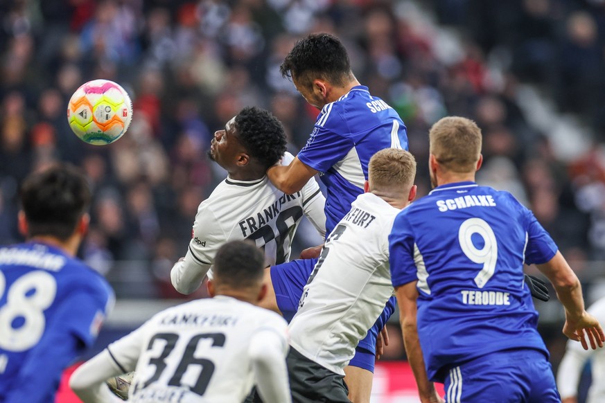 21.01.2023, Fussball, Saison 2022/2023, 1. Bundesliga, 16. Spieltag, Eintracht Frankfurt - FC Schalke 04, v. l. Junior Dina Ebimbe Eintracht Frankfurt, Maya Yoshida FC Schalke 04 Frankfurt Deutsche Ba ...