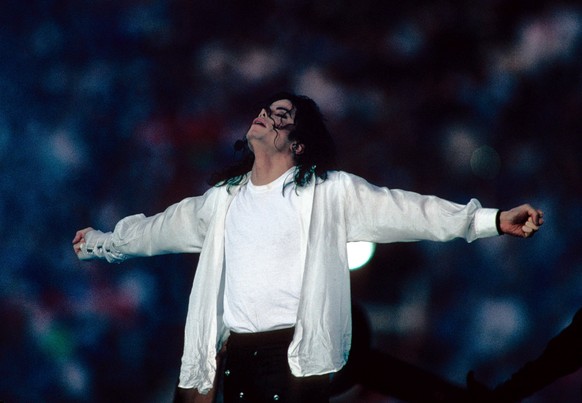 SUPER BOWL XXVII Jan 31, 1993 Pasadena, CA, USA FILE PHOTO Recording artist and entertainer Michael Jackson performs during the halftime show of Super Bowl XXVII at the Rose Bowl. The Dallas Cowboys d ...