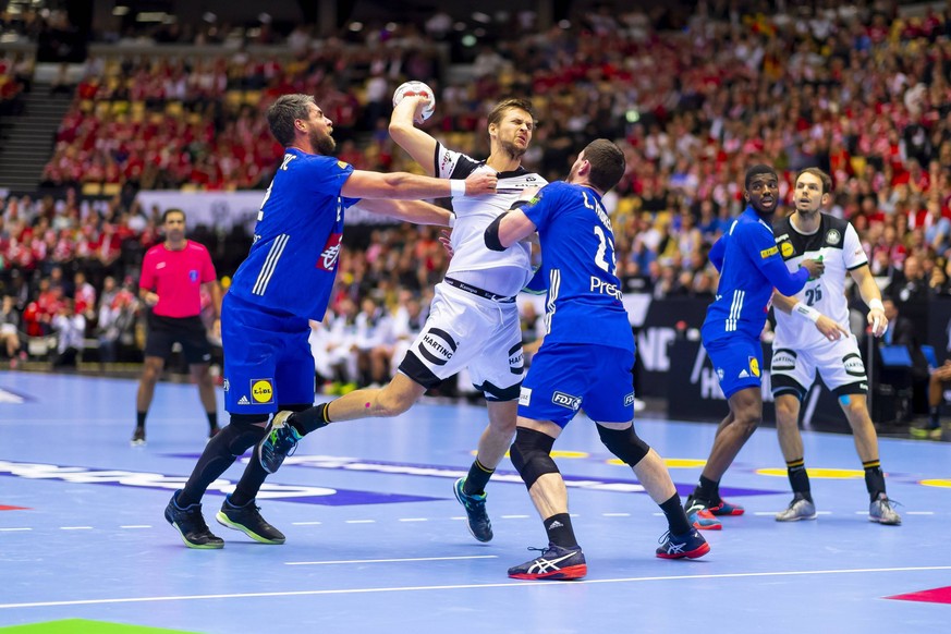 Fabian Boehm (Nr. 38, Deutschland) gegen Luka Karabatic (Nr. 22, Frankreich) und Ludovic Fabregas (Nr. 23, Frankreich). Deutschland vs. Frankreich, Spiel um Platz 3, Handball, IHF Handball Weltmeister ...