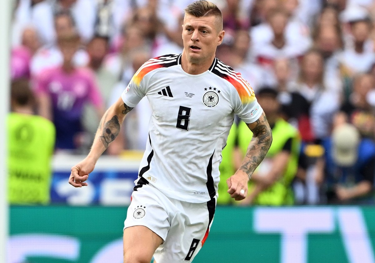 ARCHIV - 05.07.2024, Baden-Württemberg, Stuttgart: Fußball, UEFA Euro 2024, EM, Spanien - Deutschland, Finalrunde, Viertelfinale, Stuttgart Arena, Deutschlands Toni Kroos spielt den Ball. (zu dpa: «DF ...